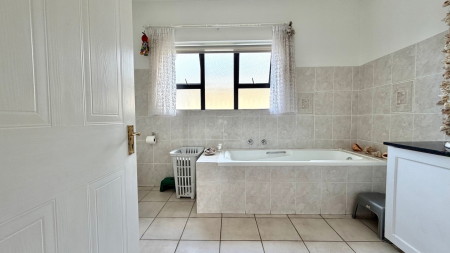 3 Bedroom Property for Sale in Heuningkloof Western Cape